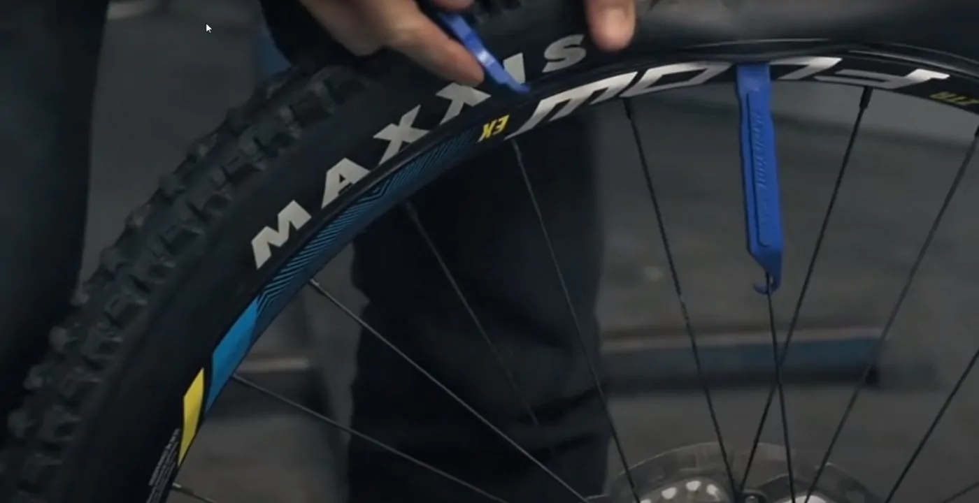 When to Change Mountain Bike Tires? Know Exactly When 12 gte the mountain bike tyre the rim off