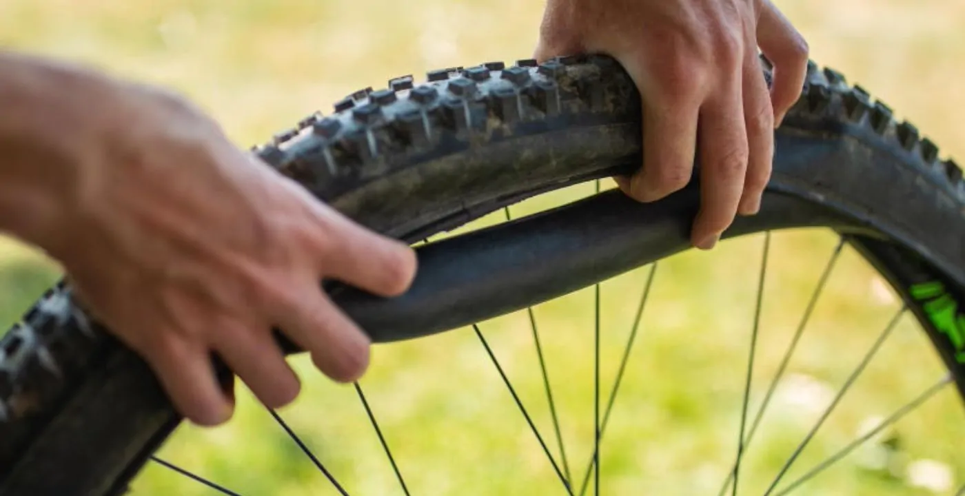 Changing a sales bike inner tube